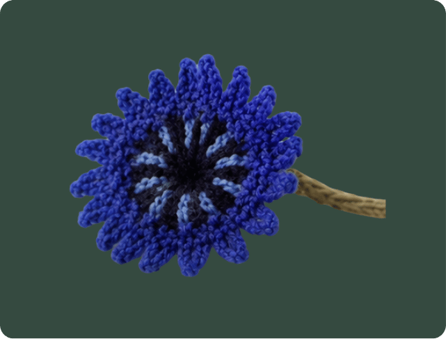 Haak een kleine bloem van restjes garen